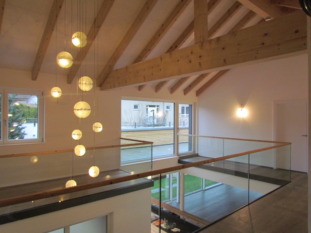 Galerie doppelgeschossig mit sichtbaren Zirbenholzsparren